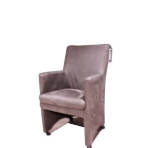 Eetkamerfauteuil van DS meubel met opstahulp